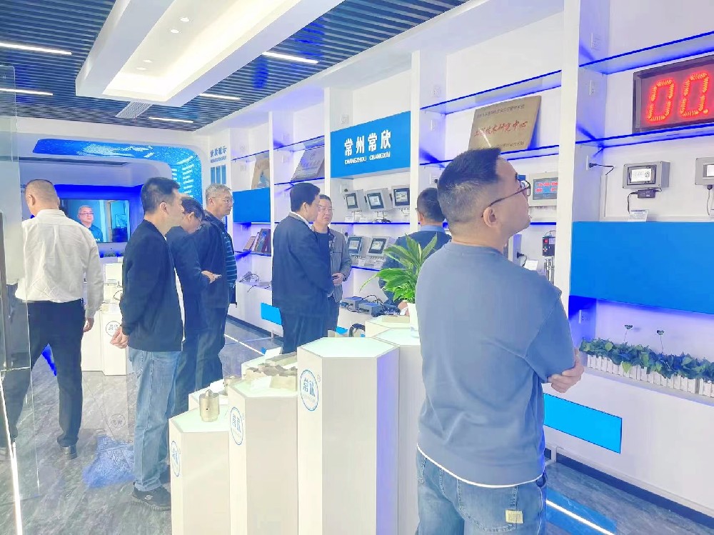 熱烈祝賀中國(guó)重型機(jī)械工業(yè)協(xié)會(huì)橋式起重機(jī)專(zhuān)業(yè)委員會(huì)九屆八次理 事會(huì)暨十屆一次會(huì)員大會(huì)在江蘇省常州市召開(kāi)順利召開(kāi)并圓滿結(jié)束！